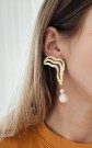 Asymmetrisk ørepynt med liten og stor ferskvannsperle thumbnail