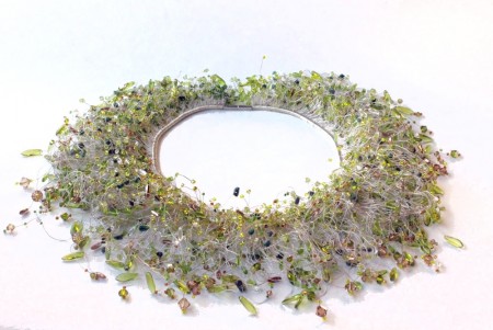Alvedans halssmykke med smaragder, halvedelstener, swarovski og glassperler